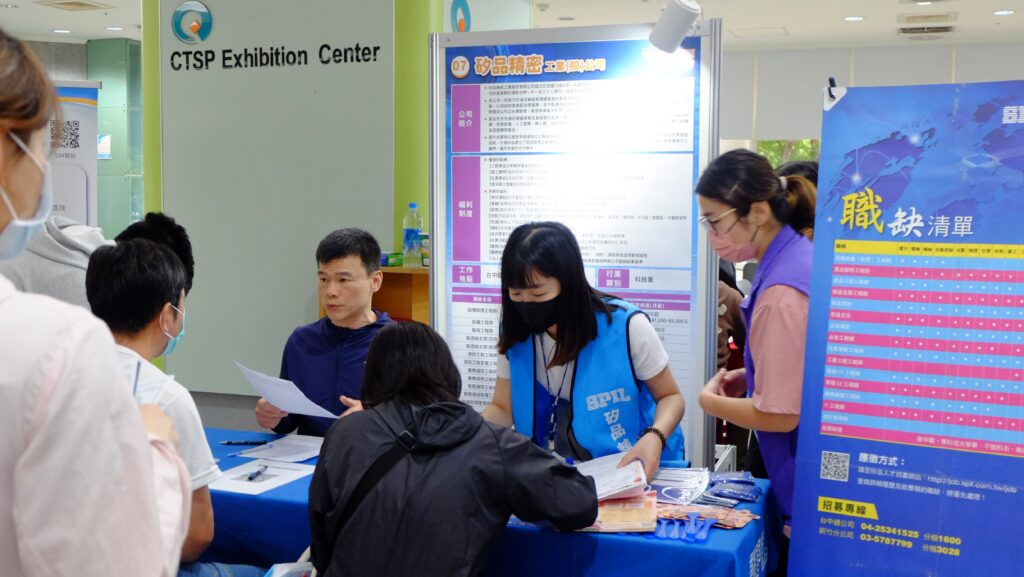 廠商向求職民眾說明工作內容及薪資福利