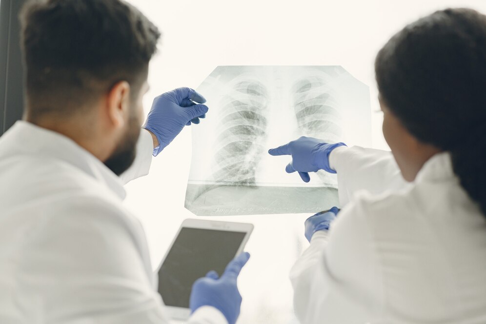 Making diagnosis team task doctors looking patient s x ray 1157 48130