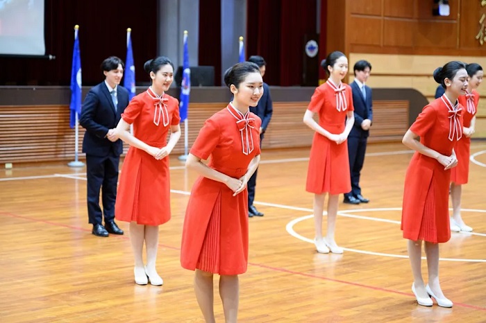 銘傳大學國慶禮賓大使全新制服亮相,展現專業儀態。(銘傳大學提供)