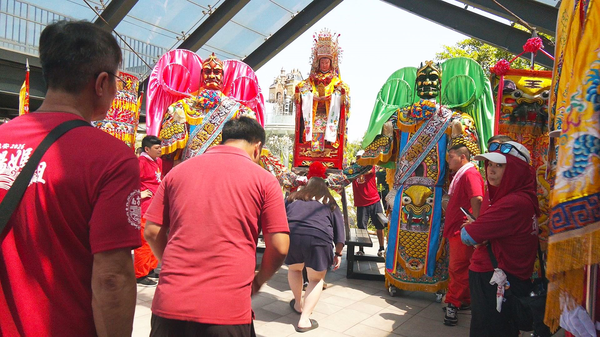 媽祖完成巡園後,現場接續舉行傳統「鑽轎底」儀式。(圖/赫蒂法莊園提供)