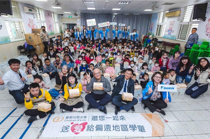和泰大金偏鄉送愛活動與野柳國小師生大合照。（圖／和泰大金）