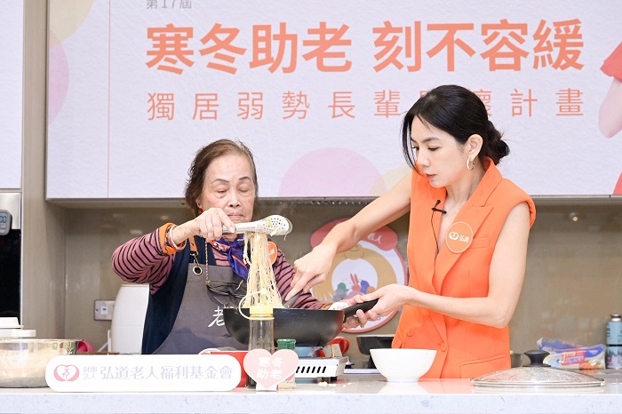 ELLA陳嘉樺協助切菜備料，協助瓊姿阿嬤烹飪素炒米粉。（弘道老人福利基金會提供）