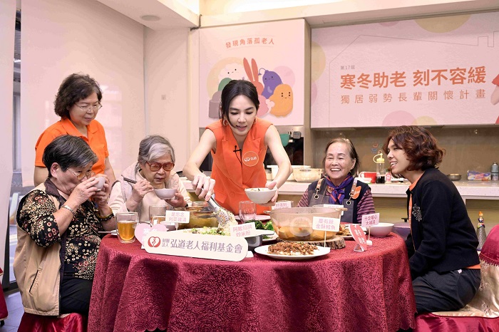 ELLA與獨居弱勢長輩一起圍爐，提早感受年節氛圍。（弘道老人福利基金會提供）