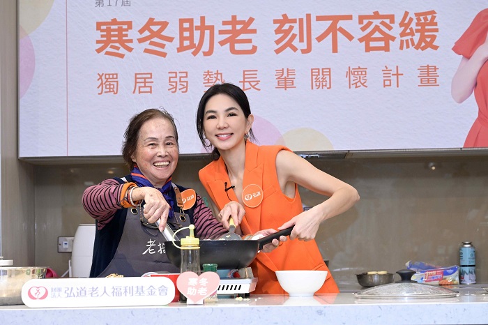 ELLA陳嘉樺化身一日廚孫小幫手，與瓊姿阿嬤說說笑笑，共同完成年菜。（弘道老人福利基金會提供）