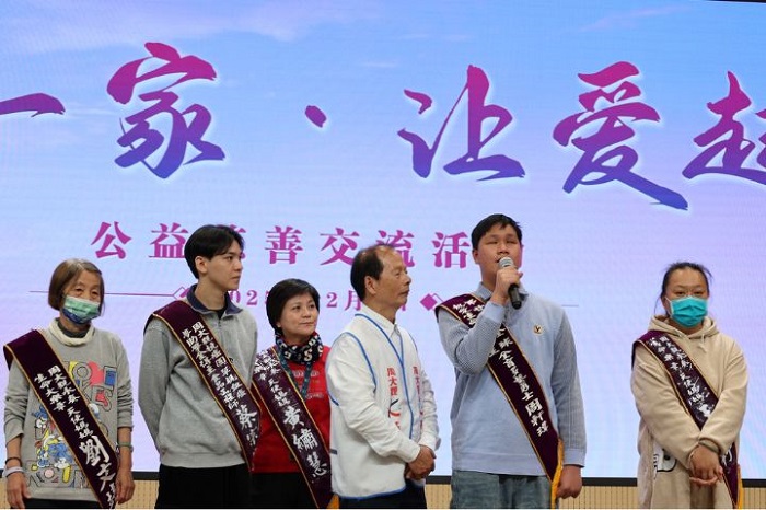 活動於上海市兒童醫院門診大樓多功能會議室登場，為每位癌童送上禮物及周大觀遺作《我還有一隻腳》。圖/周大觀文教基金會提供