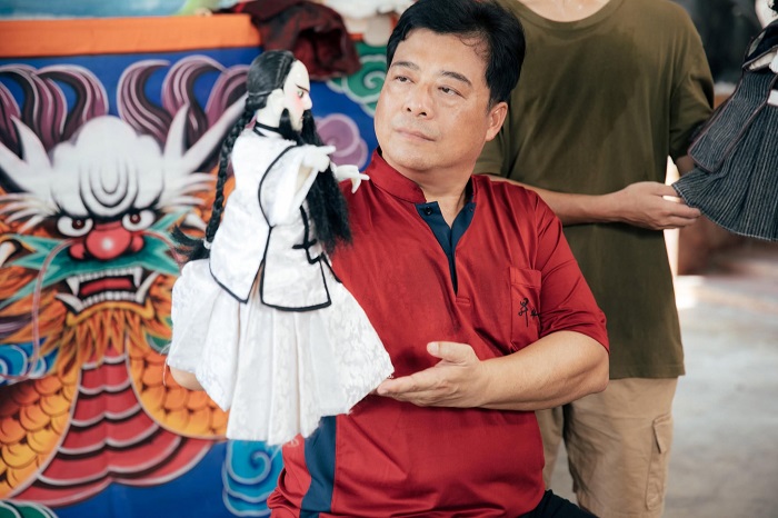 昇平五洲園創立於西元1967年，由老團長林宗男先生師承布袋戲大師黃海岱「五洲園派」，取名「昇平五洲園」，寓意「四海昇平，五洲揚名」。（取自雲林國際偶戲節臉書）