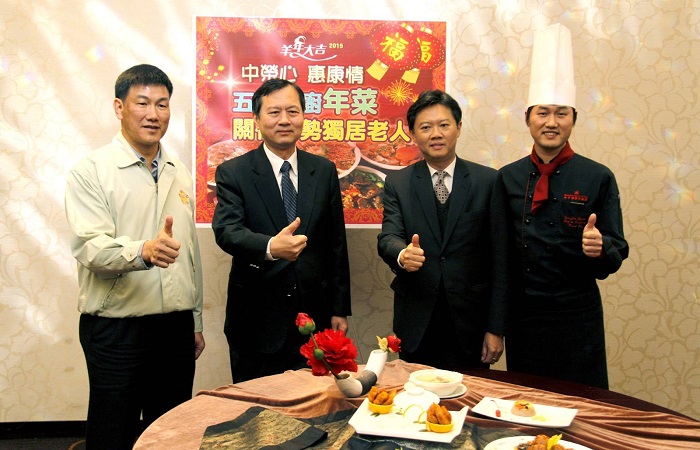 廖國宏前董事長(右2)長期推動社會公益,臺中福華以愛與關懷在新春佳節前夕,將團圓年菜送到長輩家中。(臺中福華大飯店提供)