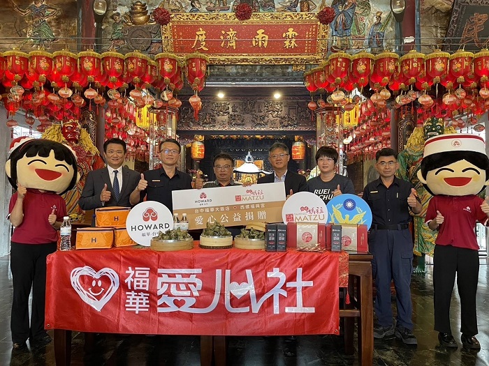 廖國宏前董事長(右4)攜手西螺福興宮將送暖物資親自送到關懷戶,讓愛心佈滿社會每個角落。(臺中福華大飯店提供)