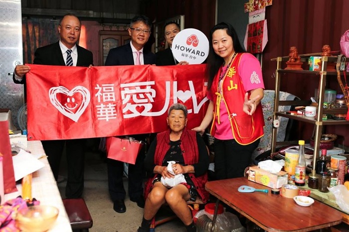 廖國宏(左2)用實際行動回饋地方,台中福華與華山基金會陪伴弱勢家庭和孤老長者一起共度佳節。(臺中福華大飯店提供)