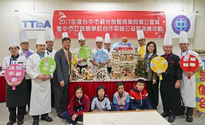 廖國宏(左5)擔任臺中市觀光旅館商業同業公會理事長期間,聯手公會會員舉辦「耶誕公益暨捐贈活動」。(臺中福華大飯店提供)