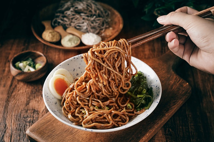 圖說:「好控麵」一份即含一片雞胸肉的蛋白質,富含膳食纖維且均衡營養,成為改善高澱粉飲食結構的最佳解答。(資料來源:日日好食)