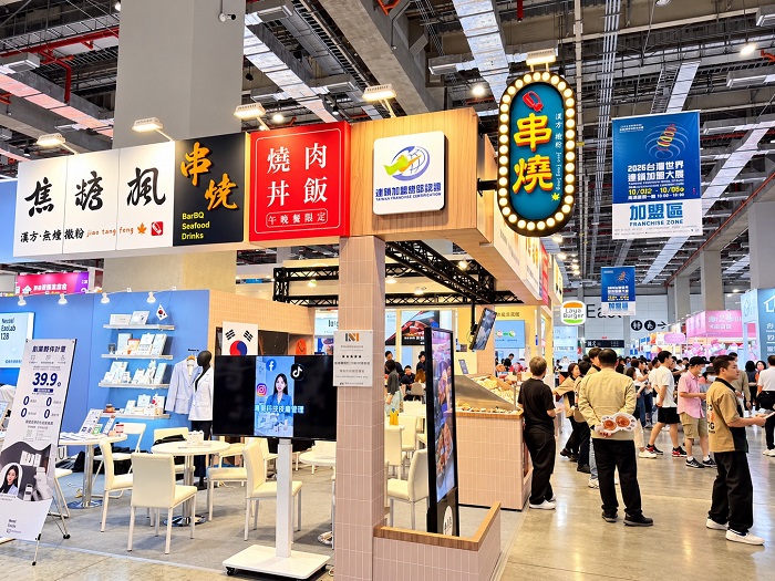 面對餐飲業普遍的缺工困境，焦糖楓選擇把最耗時、最辛苦的工序集中在總部。（圖：焦糖楓）