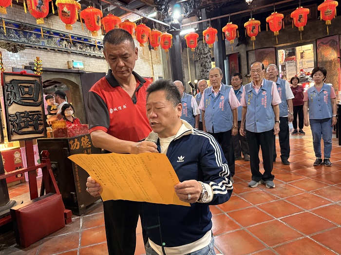 導演王重正在嘉義城隍廟放映前頌讀疏文,祈請神明庇佑這部作品能提醒大家保有一顆清淨初心、莫忘生而為人的純粹良善。(圖:壹捌玖伍電影有限公司)